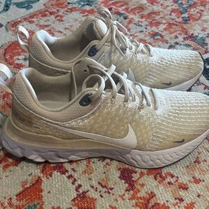 Nike Women's Athletic Shoes in Cream and Tan